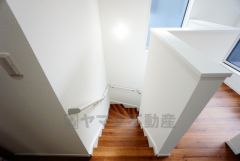 小さなお子様やご高齢の方でも安心できる、手すり付き階段。段差も低めで設定されており、安全性にも優れています。