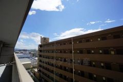 日差しが遮られないように隣家との間に距離を設けています。