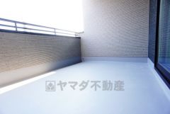 陽当たりの良いバルコニーです。お洗濯やお布団干しはもちろん、日光浴スペースにも。足元は防水工事施工済です。