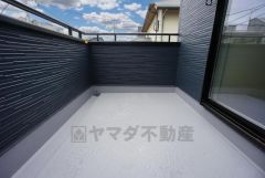 同仕様写真。陽当たりの良いバルコニーです。お洗濯やお布団干しはもちろん、日光浴スペースにも。足元は防水工事施工済です。