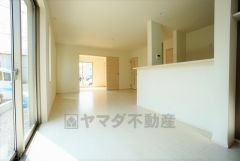 同仕様写真。断熱性能の窓ガラスを採用。省エネ、光熱費カットにも貢献します。夏は涼しく、冬は暖かく快適に過ごせますよ＾＾
