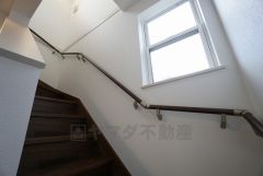 踏み場の広い手摺付き階段は、高齢の方でも安心できますね。階段の色はナチュラル調に仕上がっています^^