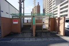しっかりと扉の閉まるゴミ置き場。ゴミが散らかる心配もありません。エントランスの外まで管理が行き届いた綺麗なマンションです。