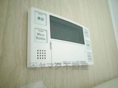 湯量・湯温の設定、そして保温までワンタッチのフルオートバス。便利な追い炊き機能付きです。