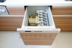 食事の後の手間を解消する食器洗い乾燥機を標準装備。手洗いよりも断然節約でき、節水で自然にもやさしいです。