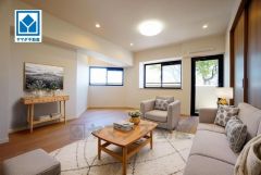 家具はイメージです。大きな窓のあるリビングは、陽光あふれる明るい空間です。居心地良く、ご家族皆がゆったり寛げる憩いの空間となりそうです。