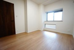 木目調のシンプルデザインで落ち着きと安らぎの空間に仕上げています。各部屋に収納が完備されているので、お荷物が増えても安心の設計です。