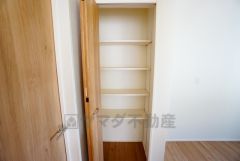 まとめ買いしてもこの収納量なら心配要らずのパントリー。調理家電や食品のストックをすっきりまとめられ、キッチン周りを広々使えます。