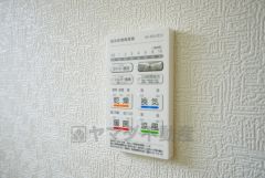 浴室暖房乾燥機付き。天候に左右されず、いつでも好きなときに洗濯物を干せるので、仕事や家事で忙しい方に重宝します。