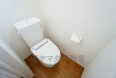 同仕様写真。温水洗浄機付トイレです。節水機能もあるので、安心して使えますね。もちろん、1階2階の2ヶ所にトイレがあるので、忙しい朝にもゆとりができますね。
