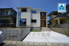 天神行バス停まで徒歩11分＾＾スーパーやコンビニなども近く周辺環境充実。快適でゆとりのある生活空間で新生活を始めましょう^^