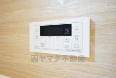 湯量・湯温の設定、そして保温までワンタッチのフルオートバス。便利な追い炊き機能付きです。