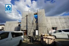 現地（2026年10月20日）撮影。家族の団欒の場になるリビングは18帖の広々とした空間＾＾折上天井と吹抜で開放感があります＾＾