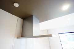 お手入れが簡単なスリム型レンジフードです。調理により発生する油煙や臭いを吸い込み、屋外へ排気してくれます。