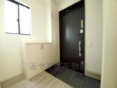 たっぷり収納できるシューズボックスです。家族全員の靴がきれいに整頓できます。棚の上にお花や写真を飾っても良いですね。