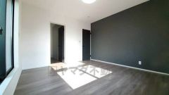 ご夫婦お二人のプライベートシーンを演出する寝室は、大容量のウォークインクローゼット付き。