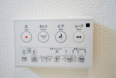 壁リモコンタイプのウォシュレット付き。すっきりした見た目で、トイレ奥の掃除もしやすいです。