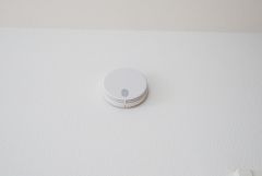 火災報知器が設置されていることで、火災の発生をいち早く感知し、就寝中や留守中でも素早く危険を知らせてくれるため、家族の安全を確保し被害を最小限に抑えられます。