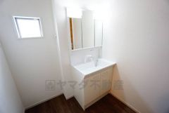 三面鏡つき洗面台。鏡裏にたっぷりとした収納スペースがあります。鏡を閉めてしまえば小物は見えないため、スッキリとした印象の洗面台にできます。