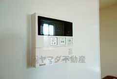 キッチン横からお湯張り、追い炊き、足し湯がボタン一つで楽々操作できる給湯機リモコンです。忙しい夕飯準備の時間帯に重宝しますね。