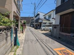 現地（2025年6月5日）撮影。大型車の通行が少なく、騒音や振動が少ないので静かで快適な生活を送れます。