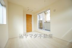 暖かい日差しが差し込む洋室。たっぷり収納できるクローゼット付きでお部屋の中をすっきりと快適に保てます。