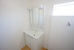 1階2階の2ヶ所にトイレがありますので、忙しい朝にも家族に気を使わず、ゆとりが生まれますね＾＾ 小窓付きで換気する時に便利です＾＾