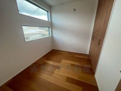 暖かい日差しが差し込む洋室。たっぷり収納できるクローゼット付きでお部屋の中をすっきりと快適に保てます。