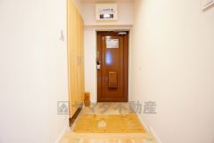 落ち着いた色合いでまとめられた玄関は、住まいの第一印象を上質に演出。大容量のシューズ収納を備え、すっきりとした空間を保てます。毎日の出入りを快適にする、機能性と美しさを兼ね備えた迎えの空間です。