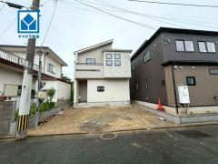 現地（2026年6月8日）撮影。2号棟。玄関からリビングまで美しく整う動線設計。折上天井とポップアップ天井が演出する、上質な空間デザインの家。