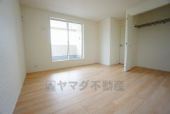 暖かい日差しが差し込む洋室。たっぷり収納できるクローゼット付きでお部屋の中をすっきりと快適に保てます。