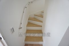 踏み場の広い、手摺付き階段です。踏み場の広い階段は、高齢の方でも安心できますね^^