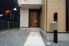 家の顔となる玄関扉がかっこいいと、たくさんの人を招き入れたくなりますね＾＾ 奥まって設置されており、雨にも濡れにくくなっています。