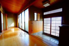 縁側があることで、夏の直射日光を遮り、冬は暖かい日差しを取り込み、室温を適温に保てます。