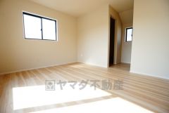 ご夫婦お二人のプライベートシーンを演出する寝室は、大容量のウォークインクローゼット付き。