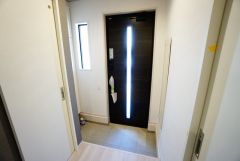 採光も考えられた明るい玄関です。たっぷり収納できるシューズボックス付きなので、家族全員の靴がきれいに整頓できます。