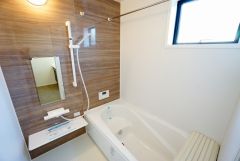 同仕様写真。1日の疲れを癒すくつろぎのバスルーム。足を伸ばしてもゆったりと入れるサイズです。お子様と一緒にお風呂に入っても狭くないですね＾＾