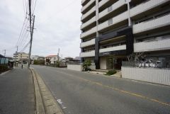 前面道路は広く、車同士がすれ違うスペースが十分にあります。落ち着いた住宅地内で快適な生活を実現してみませんか＾＾