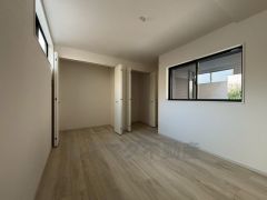 寛ぎの時間を紡ぎだす主寝室は、大型ベッドを置いても余裕の広さを確保しています。