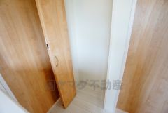 2階の廊下にも収納を確保。各居室に入りきれなかった荷物や、2階で使用する日用品のストック置き場に便利です。