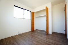 暖かい日差しが差し込む洋室。たっぷり収納できるクローゼット付きでお部屋の中をすっきりと快適に保てます。