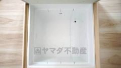 キッチンにある床下収納は、居住スペースを減らさずに買い置きの調味料や非常食などを保管することができます。