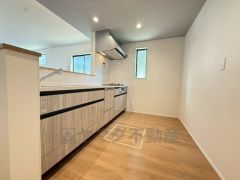 対面式カウンターキッチンからはお子様の様子が見守れます。ダイニングへの配膳や調理の時便利なカウンター付き。