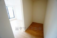 収納力豊富なウォークインクローゼット。洋服や小物などを1箇所にまとめて美しい収納を実現します。スーツケースのような大型の荷物も置けます＾＾