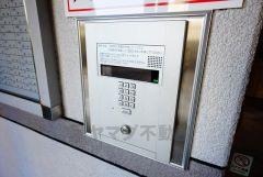 オートロックは、外部の人が自由に建物内に出入りできないため、不審者の侵入防止効果があります。セールスマン対策にもなり安心＾＾