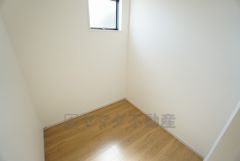 同仕様写真。家族のライフスタイルに合わせて使えるフリースペース。ワークスペースや趣味の空間など多彩な用途に対応します。