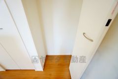 まとめ買いしてもこの収納量なら心配要らずのパントリー。調理家電や食品のストックをすっきりまとめられ、キッチン周りを広々使えます。