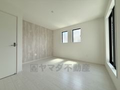 明るい洋室です。ナチュラル色のフローリングで開放的な優しい雰囲気になっています＾＾ベッドや机、ＴＶを置いてもゆとりのある広さです。