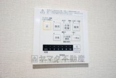 浴室暖房乾燥機付き。天候に左右されず、いつでも好きなときに洗濯物を干せるので、仕事や家事で忙しい方に重宝します。