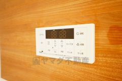 湯量・湯温の設定、そして保温までワンタッチのフルオートバス。便利な追い炊き機能付きです。